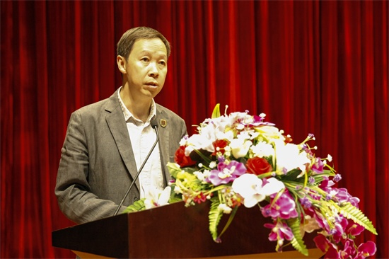 7中国有限公司官网副校长罗江林宣读《中国有限公司官网创新创业重点扶持项目的决定》.jpg