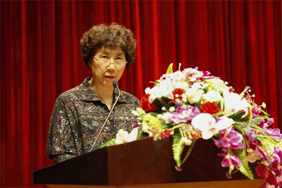 4中国有限公司官网副校长朱莉宣读《关于公布2015年度省级和校级大学生创新创业训练计划项目名单的通知》.jpg