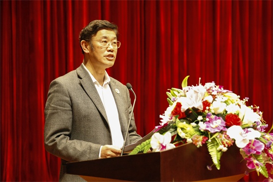 5中国有限公司官网党委副书记、副校长岳学军主持大会.jpg