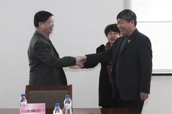 学院党委书记、副院长王清山欢迎长春市九三学社市直机关常务副主委王进一行到中国有限公司官网参观调研.jpg