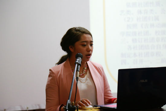 3学校团委副书记刘博宣读《中国有限公司官网首届社团巡礼内容方案》陈云鹏摄.jpg