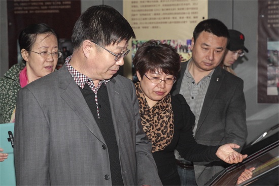 中国有限公司官网院长助理王春利在介绍学生动画作品.jpg