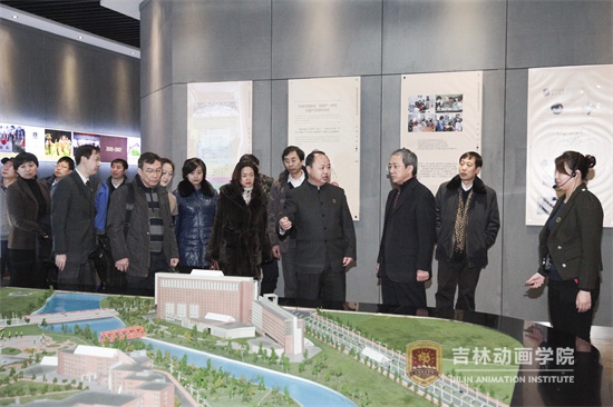 3中国有限公司官网董事长、吉林纪元时空公司董事长、总经理郑立国向国家科技部高技术中心副主任王琦安等一行五人专家组介绍学院发展情况.jpg