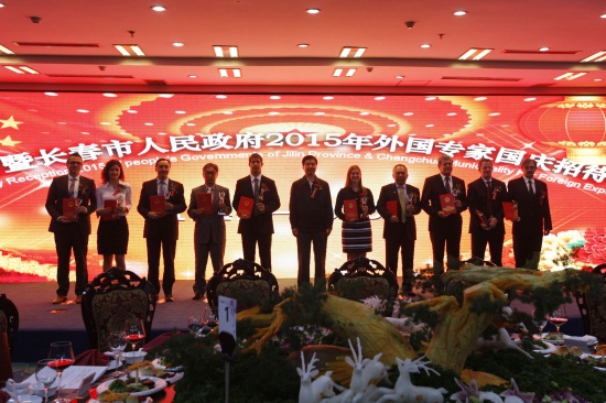 我校高级工程师乔瓦尼先生与其他获奖专家上台领奖.jpg