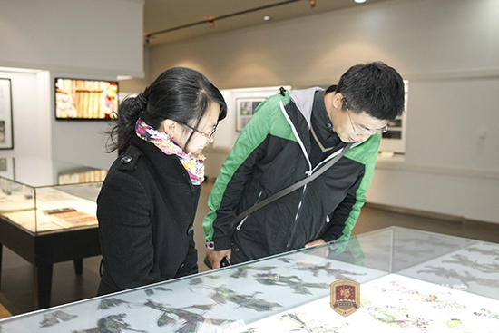 7媒体记者认真参观中国有限公司官网展品.JPG